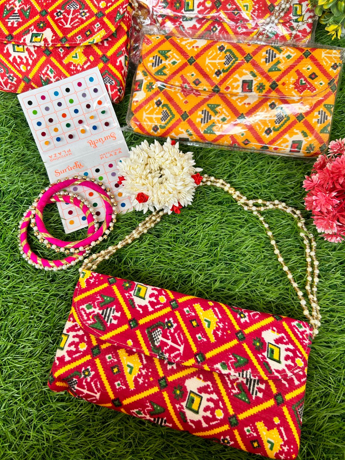 Patola clutch hamper