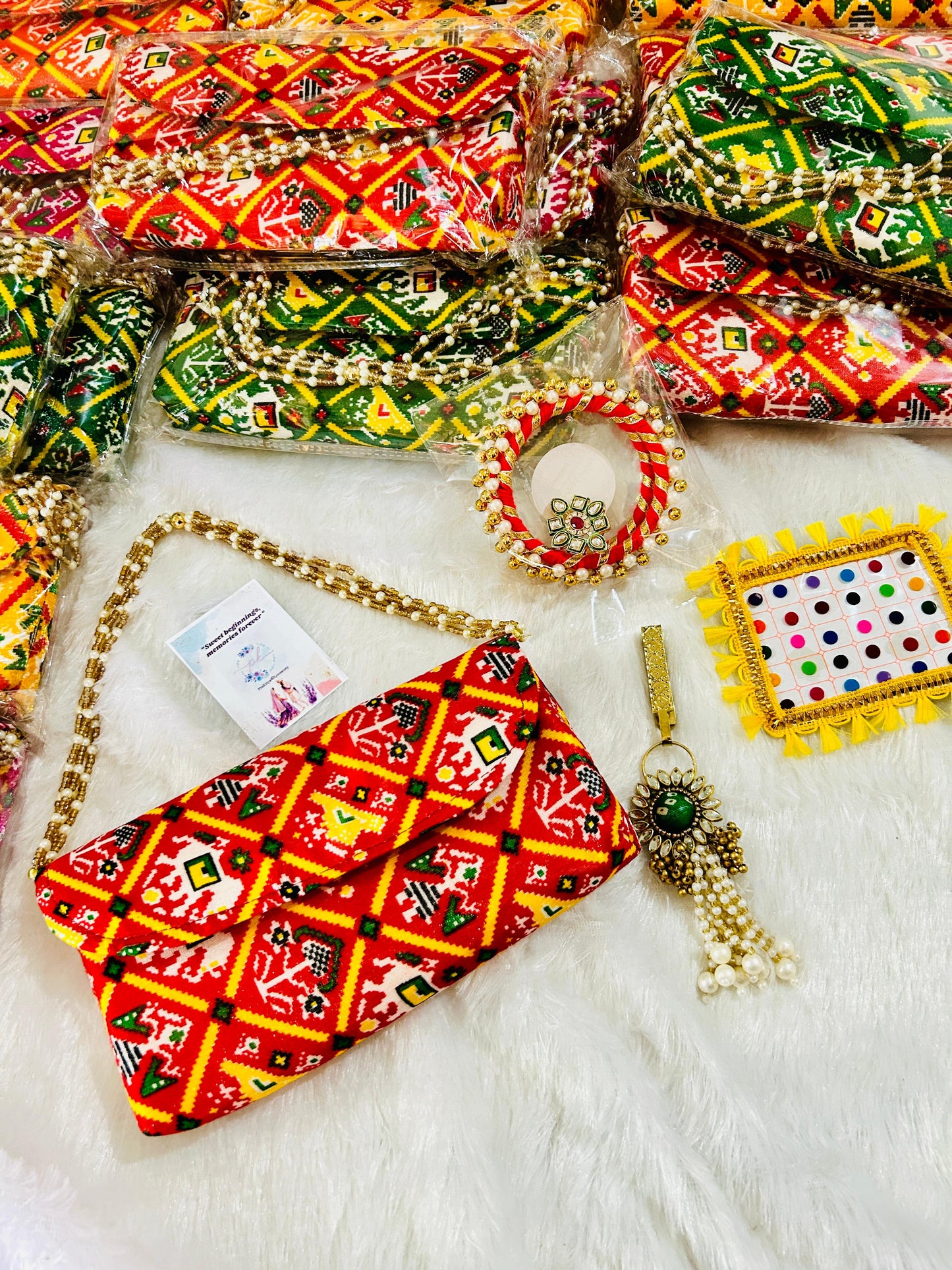 Patola clutch hamper